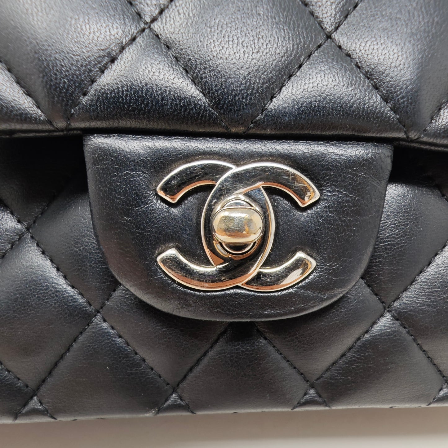 CHANEL CLASSIC MEDIUM LAMBSKIN DOUBLE FLAP